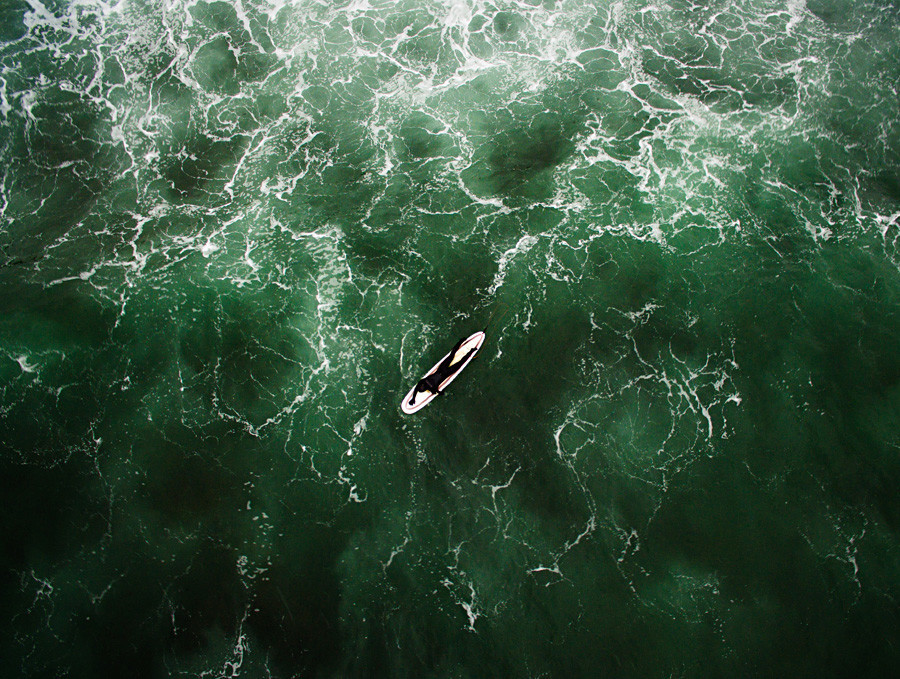 Surfista pega onda na baía de Ussuri, próximo à ilha Russky, no litoral do Pacífico. 
