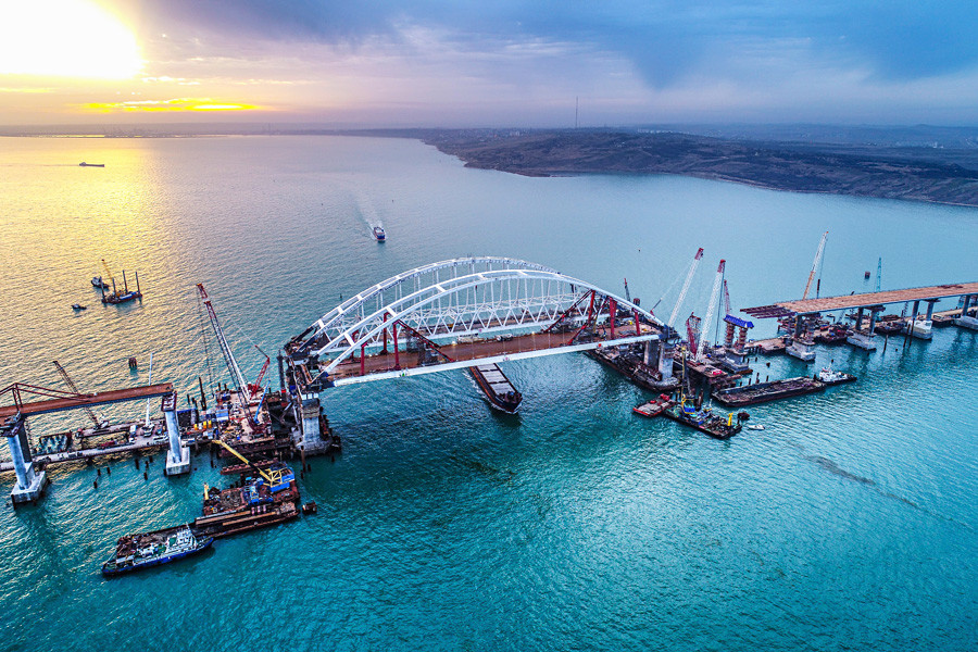 Pembangunan Jembatan Krimea di atas Selat Kerch. Jembatan ini akan menyatukan daratan Rusia dengan Semenanjung Krimea.