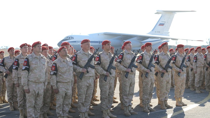 Ruski vojaki v bazi Hmejmim med obiskom Putina, ko je bil razglašen konec ruske vojaške operacije v Siriji