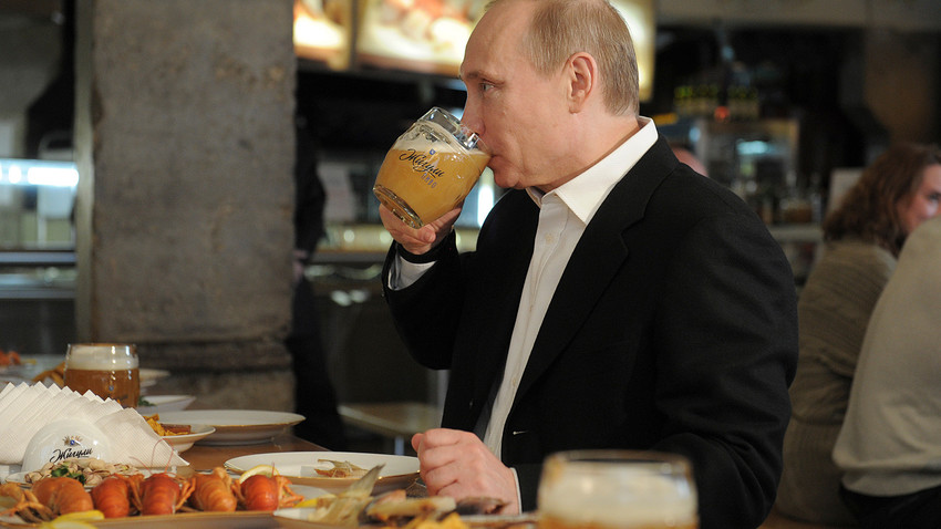 Vladimir Putin saat berkunjung ke sebuah restoran swalayan setelah mengikuti parade merayakan Hari Buruh Internasional di Moskow, 1 Mei 2012.