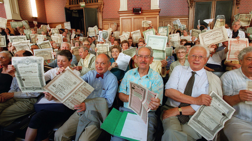 Ljutiti nositelji ruskih obveznica u pariškoj sudnici 26. lipnja 2001. godine.