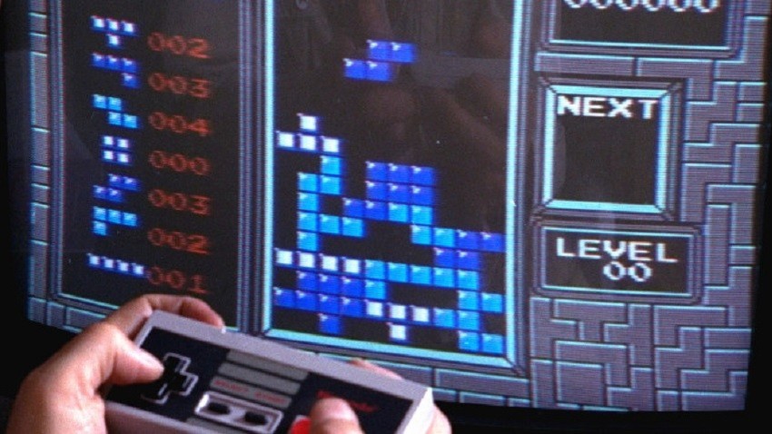 „Нинтентова“ верзија Тетриса из 1989. на платформи Gameboy. Ознака „A-Type“ говори да је као музика изабрана руска народна песма „Кутијица“.