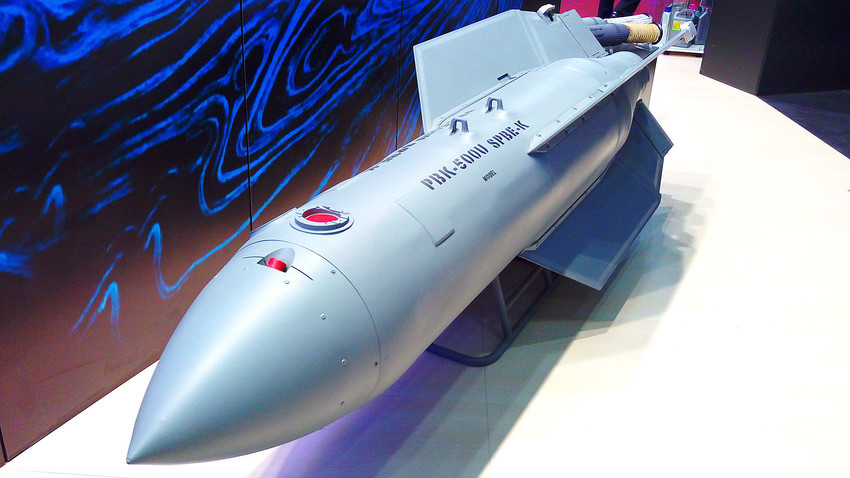 Segundo o fabricante, as novas bombas guiadas Drel vão substituir com sucesso as FAB-500 obsoletas a bordo dos bombardeiros russos.