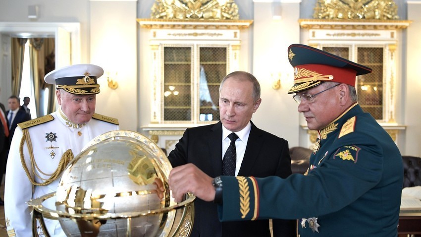 Адмирал Владимир Корольов, президентът Владимир Путин и военният министър Сергей Шойгу