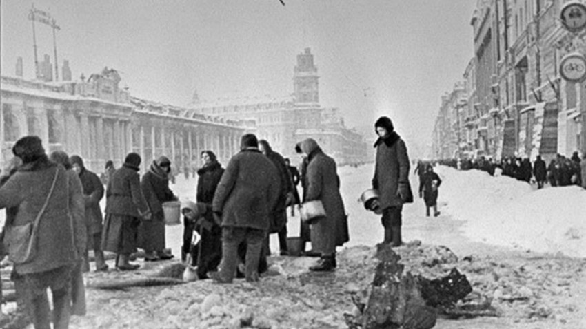 Људи у Лењинграду под опсадом захватају воду из јаме. 
