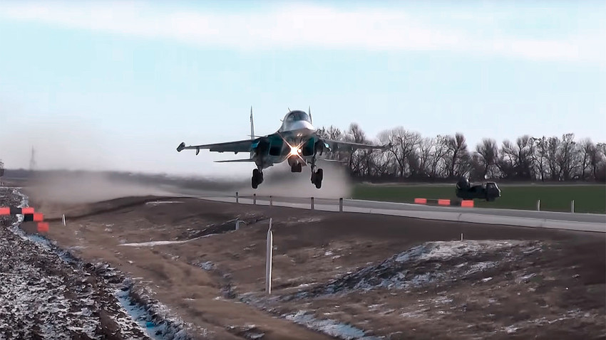 Russian Su-34 heavy bomber lands on rural highway 1000 km south from Moscow