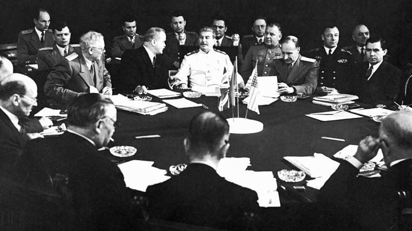 Josif Staljin (u centru), Vjačeslav Molotov (lijevo), Andrej Višinski (desno) i drugi članovi sovjetske delegacije na Potsdamskoj konferenciji. Berlin, srpanj-kolovoz 1945.