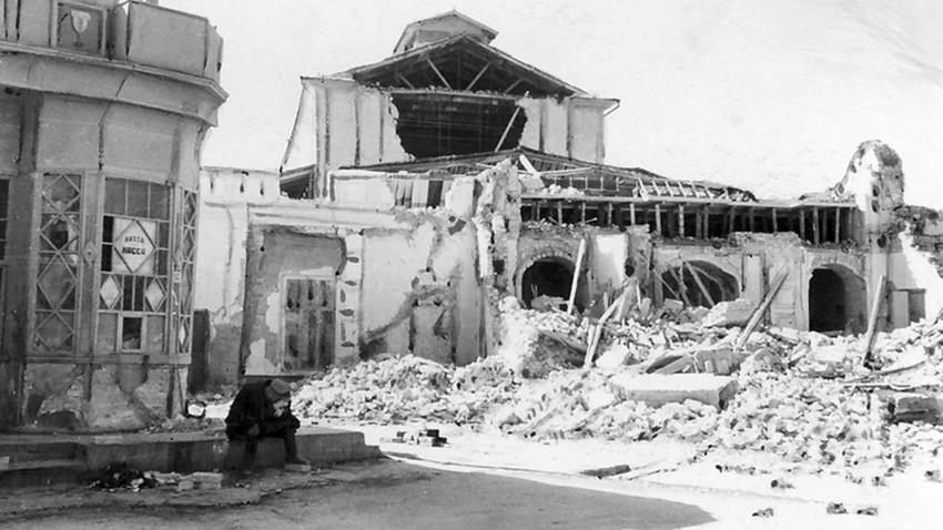 Према неким проценама 98% свих зграда у Ашхабаду је срушено у земљотресу, али је ретко ко знао за то.