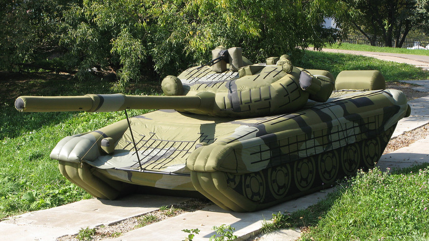 Un tanque inflable del ejército ruso.