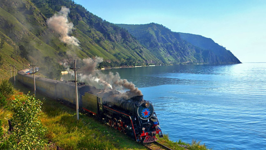 Gerbong bertuliskan “Moskow-Vladivostok” siap menjelajah 9.300 km selama enam hari, menembus sembilan zona waktu.