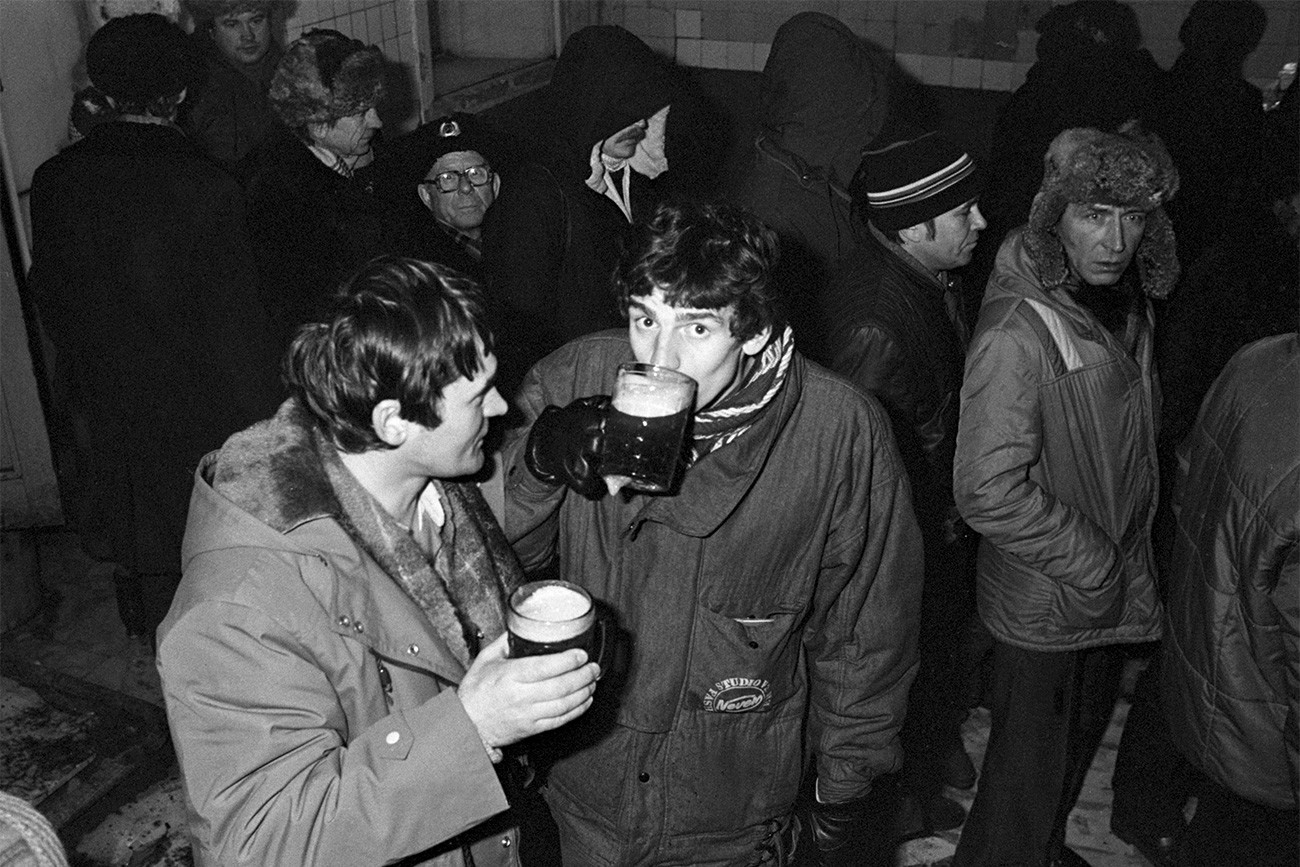 Млади граждани на СССР пият бира, 1987 г. 