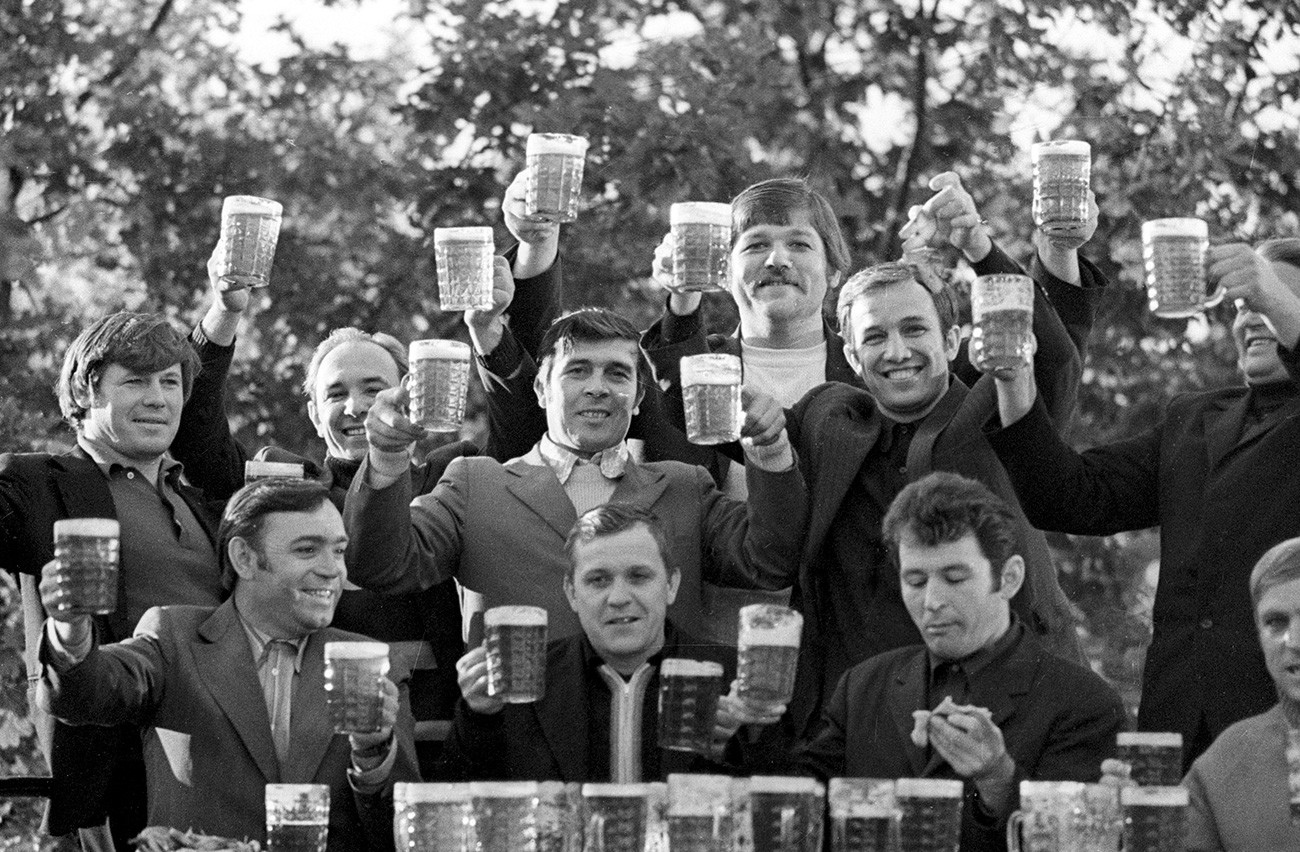 Миньори пийват бира, 1977 г. 