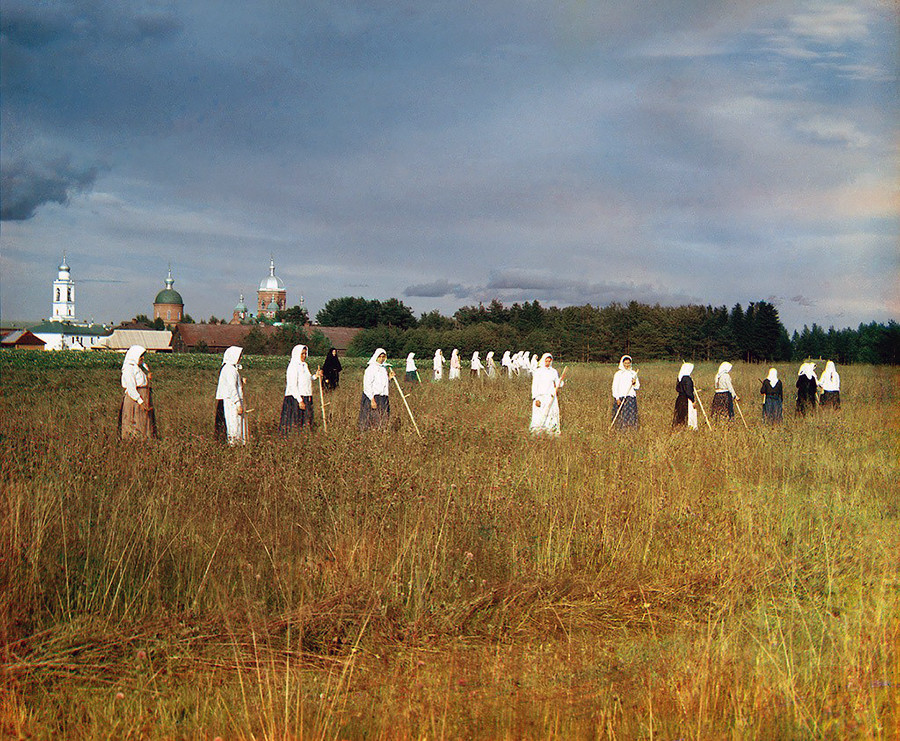 Искушеници на Леушинскиот женски манастир близу Молога.