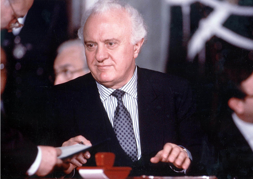 Sovjetski zunanji minister Eduard Ševardnadze je podpisal sporni sporazum poleti 1990.