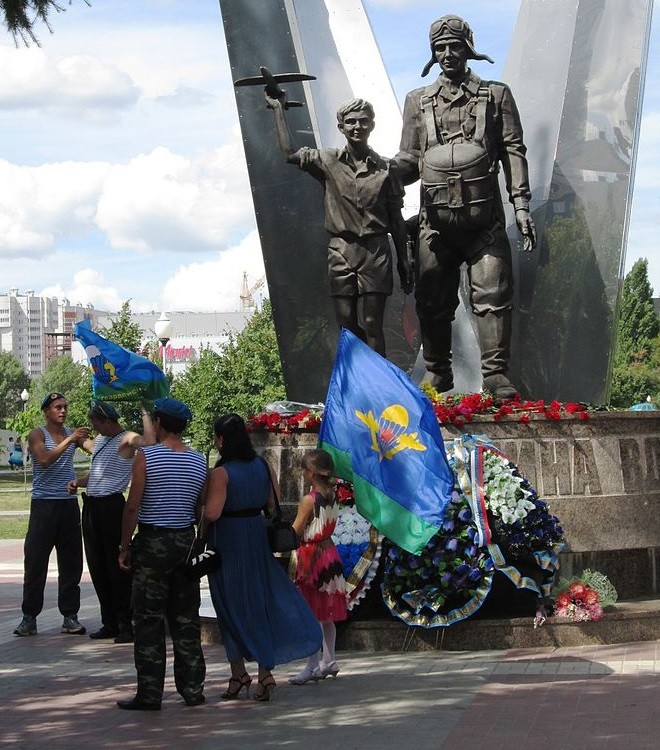 Deklica nosi zastavo Zračno-desantnih čet Ruske federacije med praznovanjem njihovega poklicnega praznika v mestu Voronež