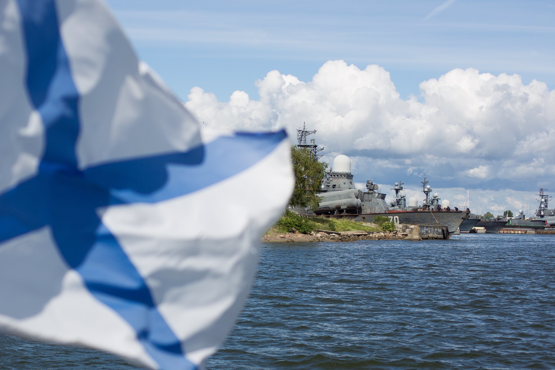 Zastava ruske mornarice na vojaški ladji v Kaliningradu
