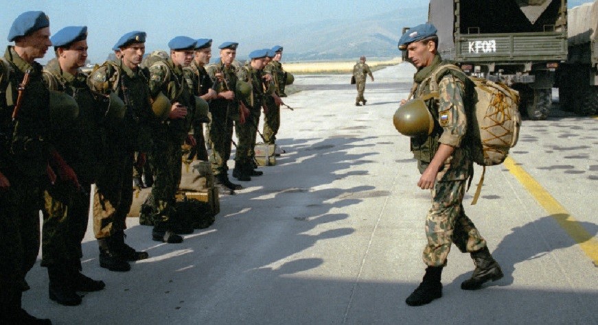 Руски војници на приштинском аеродрому „Слатина“ у јулу 1999.