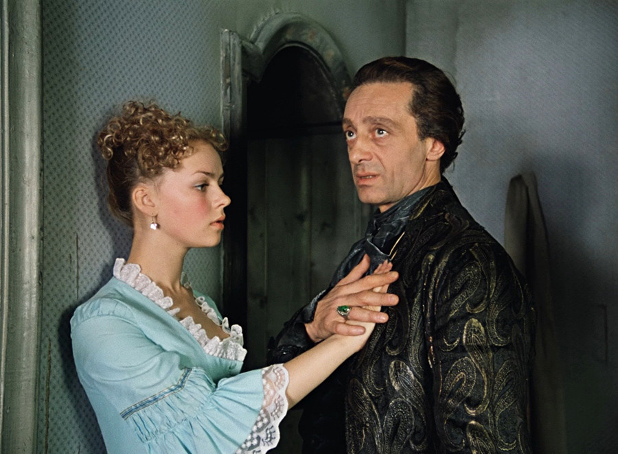 Imagem do filme soviético “Fórmula do amor”, baseado em “Conde Cagliostro”.  Livro conta aventuras de ilusionista trambiqueiro na Rússia.