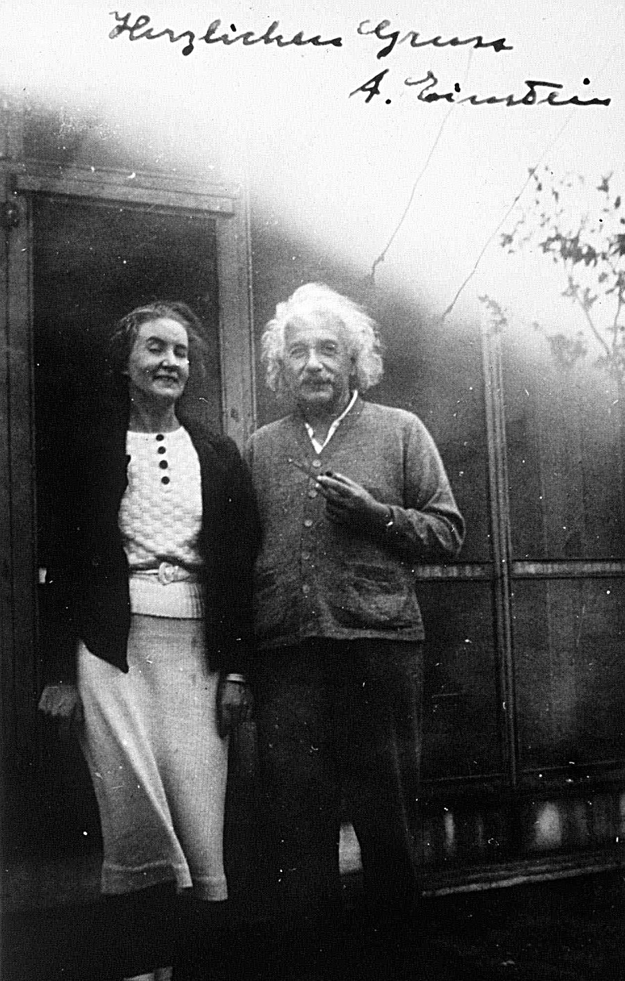 Алберт Ајнштајн и Маргарита Коњенкова на фотографији непознатог датума.