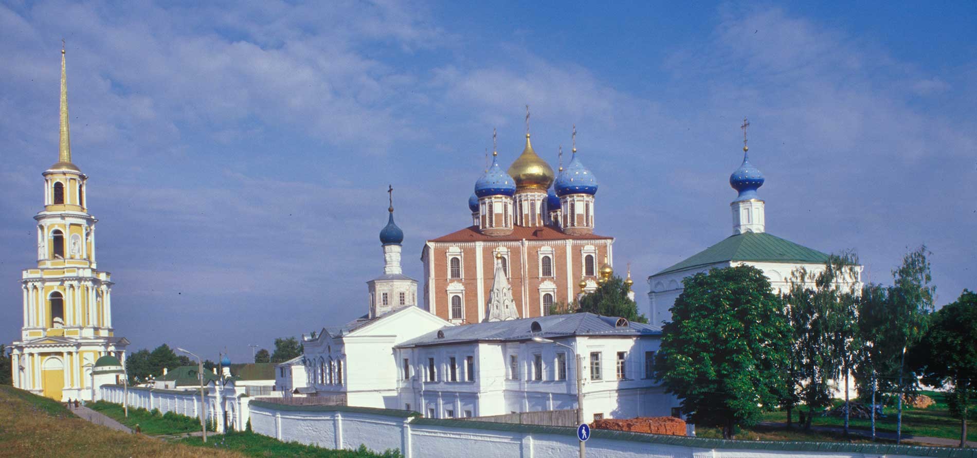Ryazan Kremlin, south view. Background: Cathedral bell tower, Dormition Cathedral. Foreground: wall of Transfiguration Monastery with West Gate&Church of St. John, Transfiguration Cathedral (right). Aug. 28, 2005.