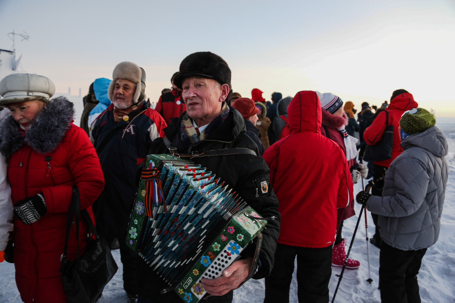 Karena matahari tak terbit di Murmansk selama beberapa minggu, menyambut kehadirannya dengan musik terlihat masuk akal.