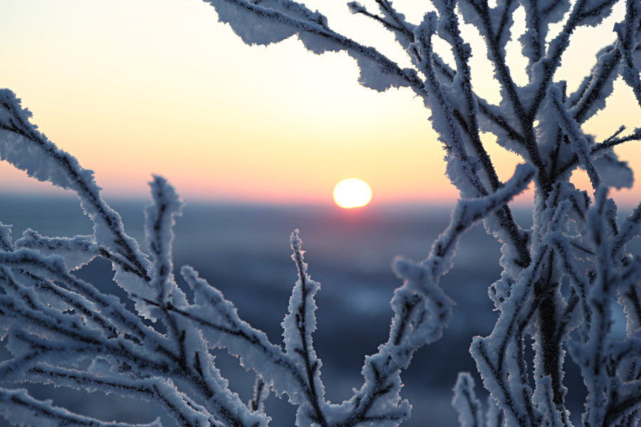 Matahari terbit terlihat dari Solnechnaya Gorka di dekat Murmansk.