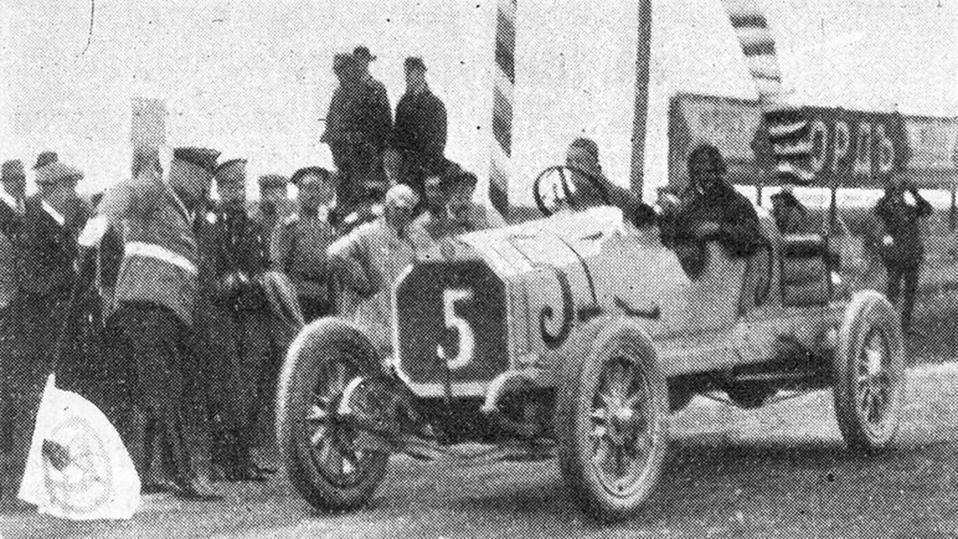 Grigory Suvorin melewati garis finis pada Grand Prix 1913.