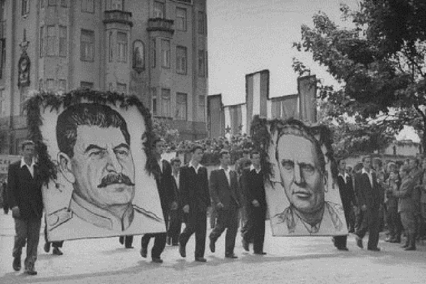 Првомајската парада во 1946 година со ликовите на Сталин и Тито поминува пред хотелот „Москва“ во Белград.