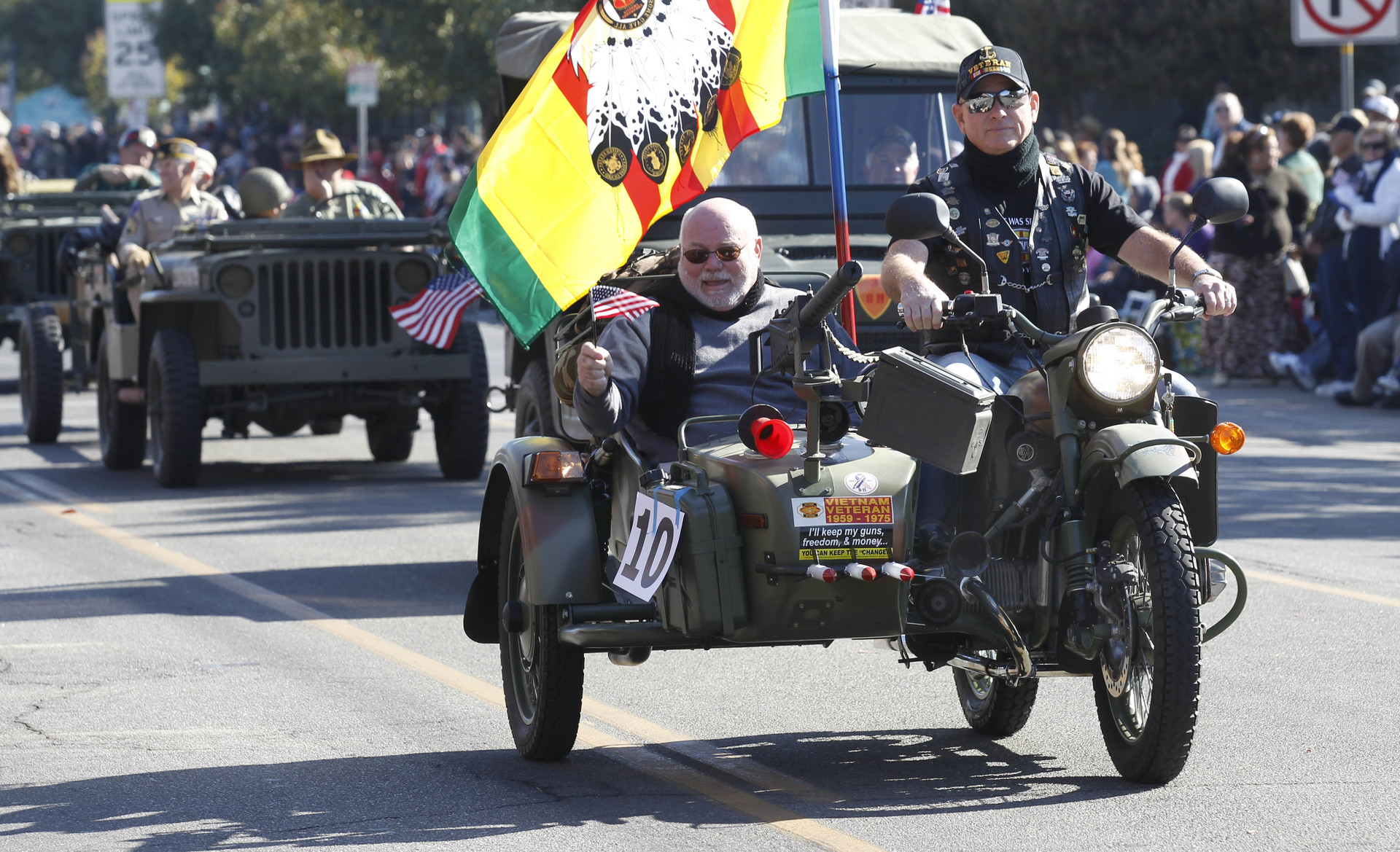 Ameriška vojna veterana z ruskim motorjem Ural na veteranski paradi v Kaliforniji