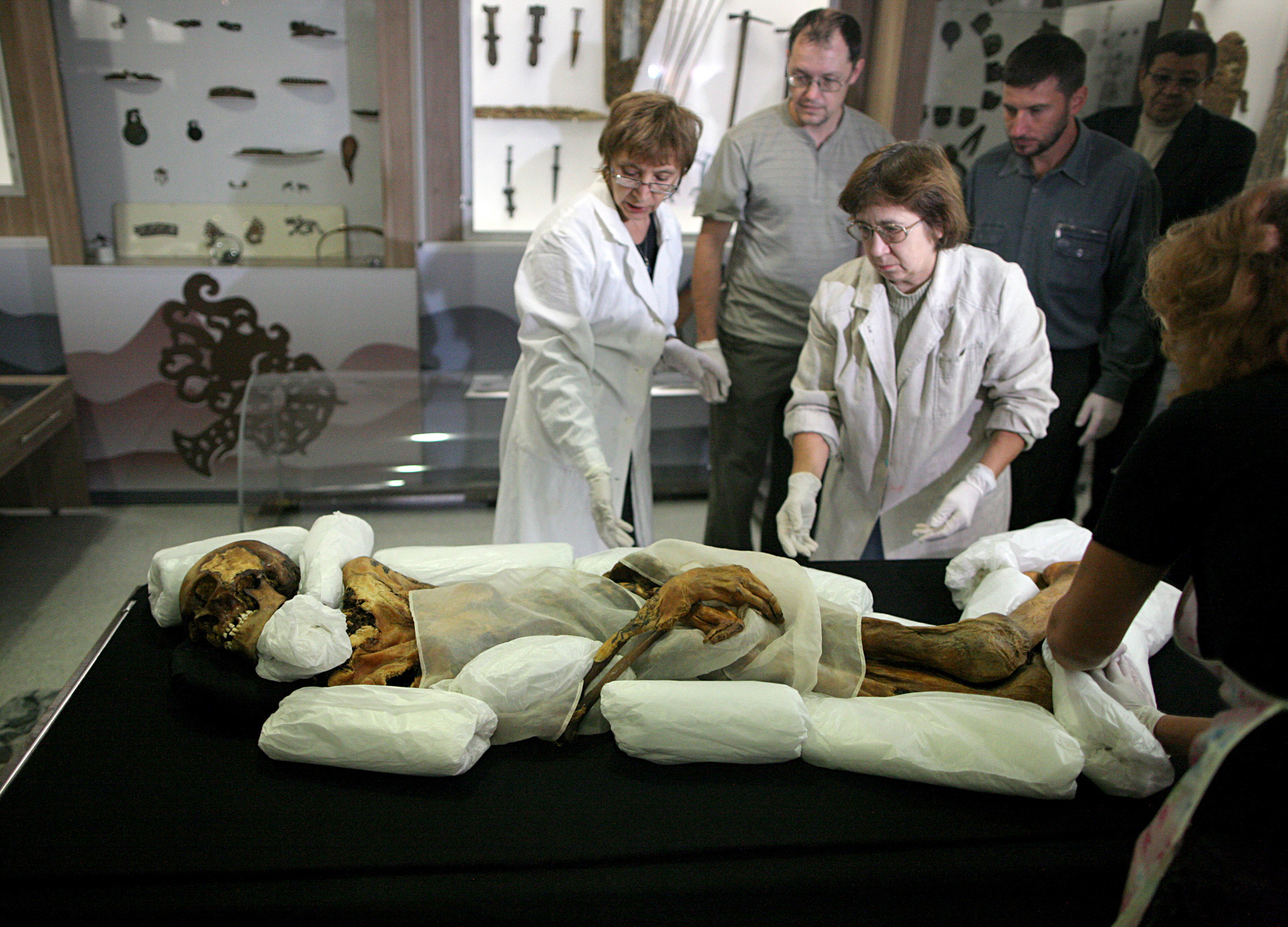 Персоналът на Археологическия и етнографски музей към Руската академия на науките, клон Сибир, опаковат мумията на принцесата от Укок, преди тя да бъде изпратена в Националния музе 