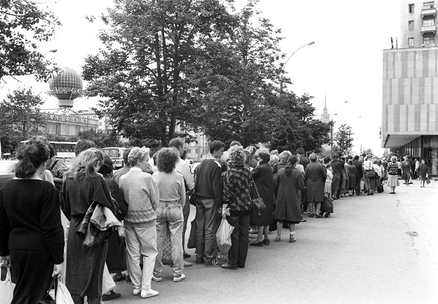 A line for rare books in Moscow