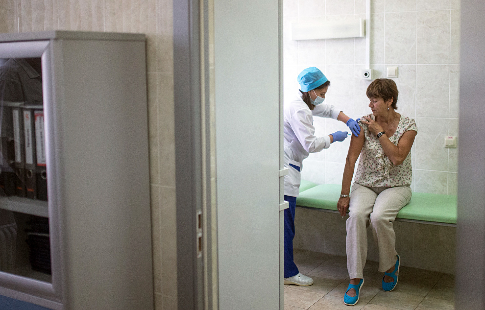 Пацијент прима вакцину у московској државној клиници. Медицинска помоћ у Русији је далеко од идеалне, али је још увек бесплатна.