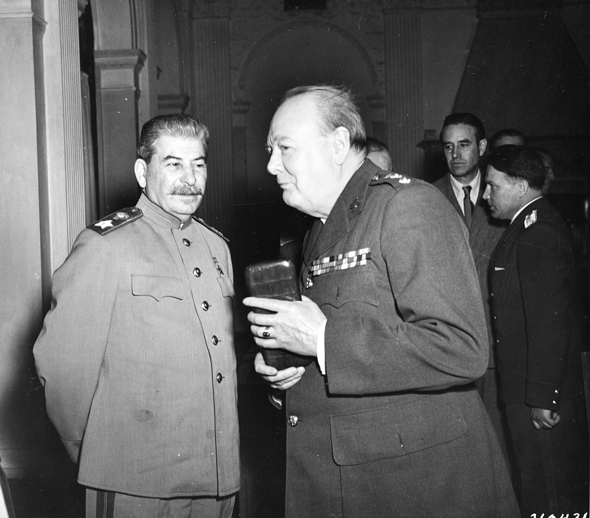 Josef Stalin und Winston Churchill während der Konferenz von Jalta im Februar 1945