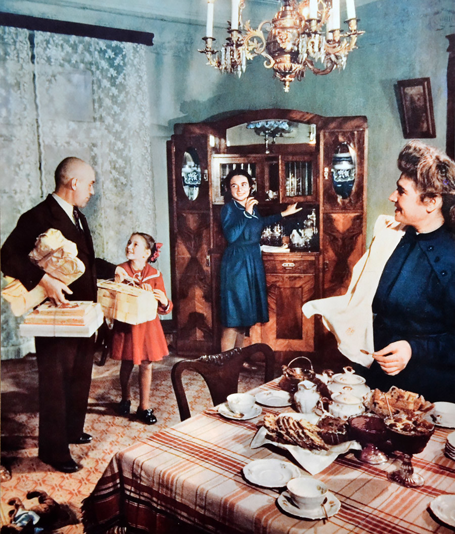 Совјетска породица у стану који је током 1950-их третиран као луксузан.