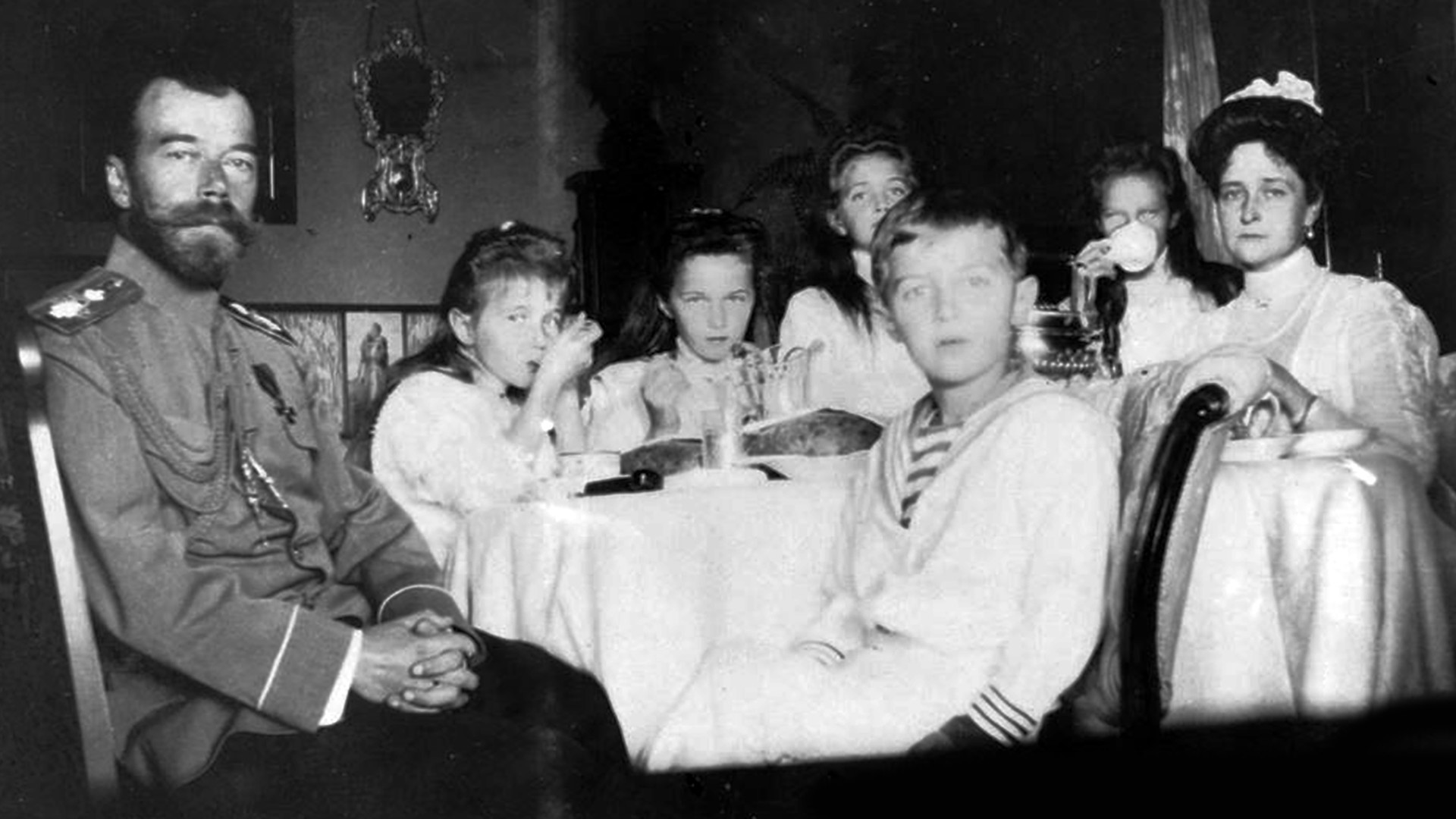 Nikolay II bersama keluarganya.