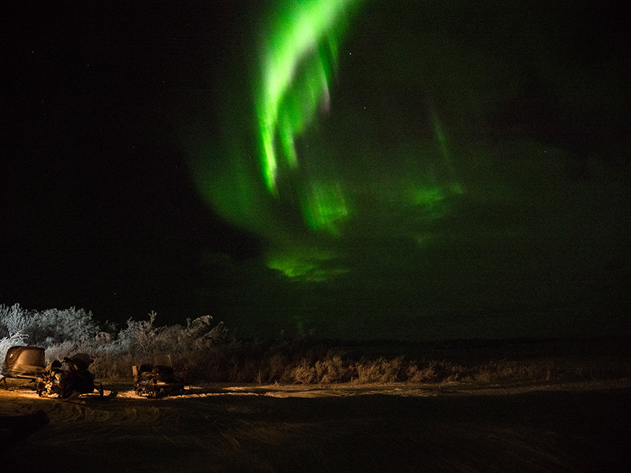 La aurora boreal sobre la tundra. 