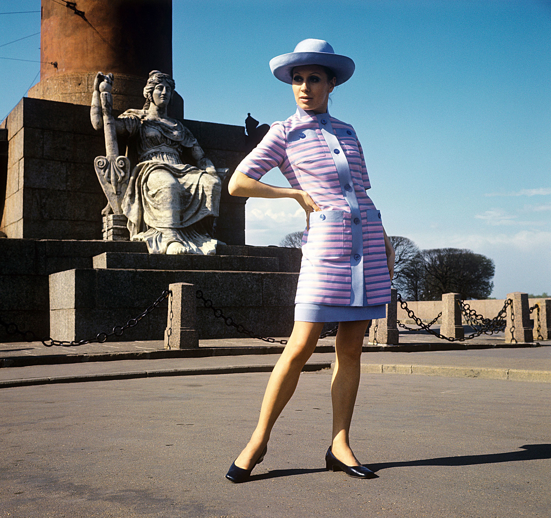 サマードレスと長丈のシルクジャケット　1970年
