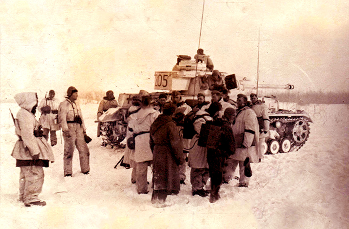 Немачки гренадири и тенк Pz.Kpfw.IV Ausf.F2 на прилазима Лењинграду  