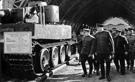 Највиши совјетски официри на челу са маршалом Жуковом обилазе заплењени тешки немачки тенк „Тигар“