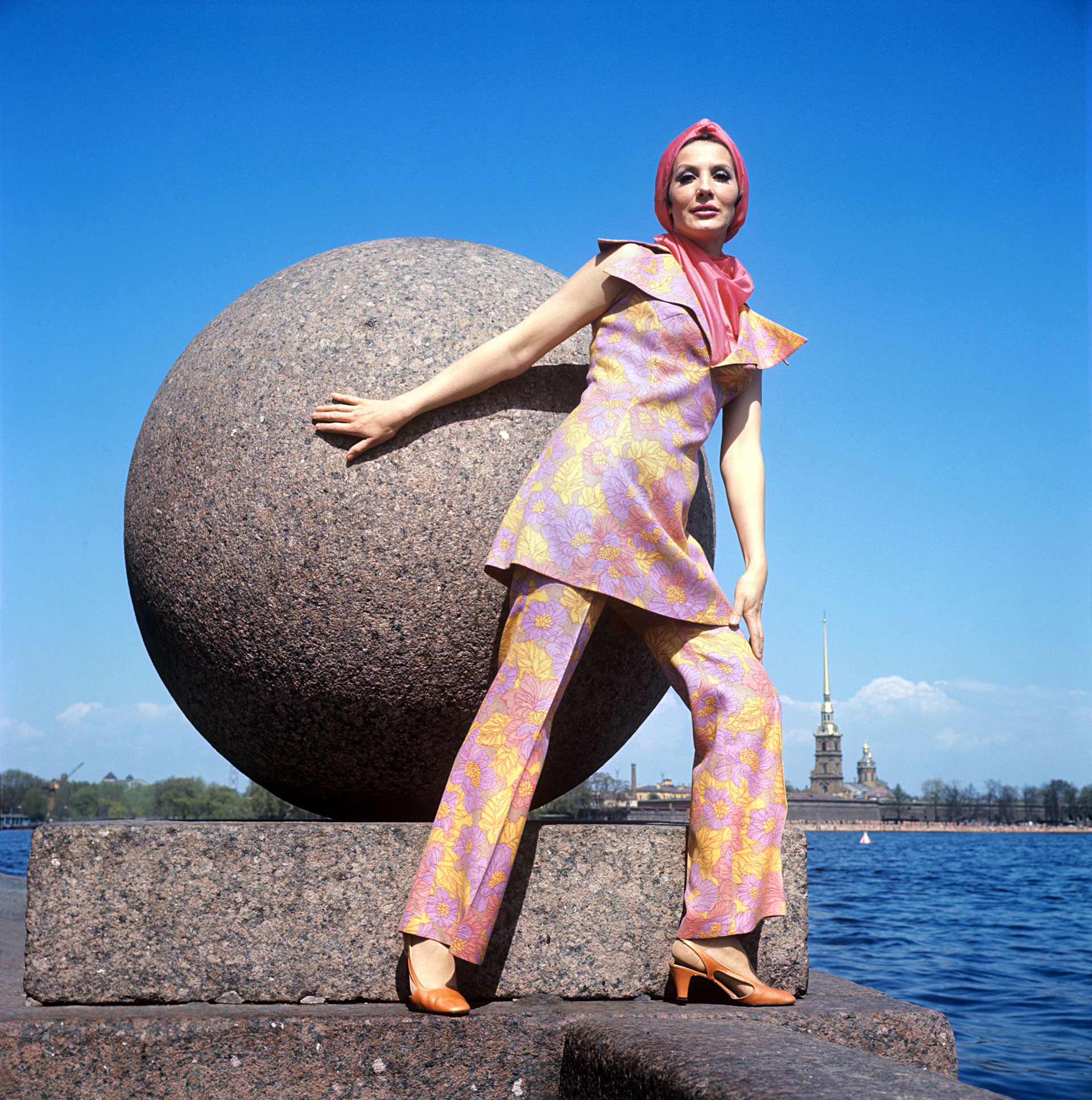 Conjunto de pantalón con bufanda brillante, 1970.