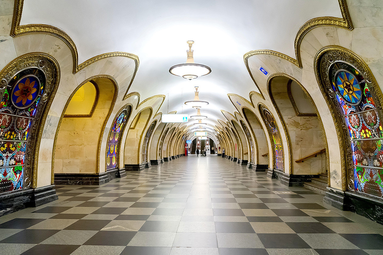 Metro postaja Novoslobodskaja v Moskvi. Bodimo iskreni, ste videli takšno lepoto na podzemni železnici v New Yorku?