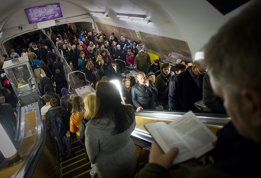 Muscovites still read paperbacks on the metro