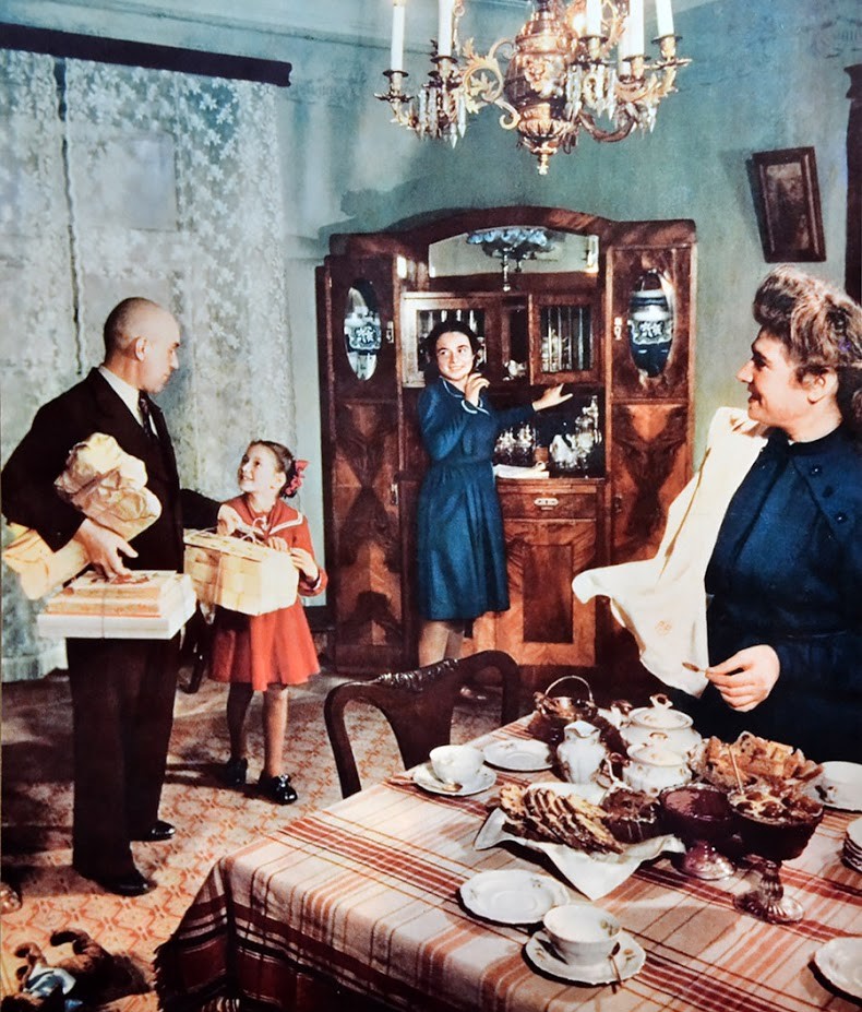 Sovjetska družina v stanovanju, ki je v 50. letih 20. stoletja veljalo za luksuzno