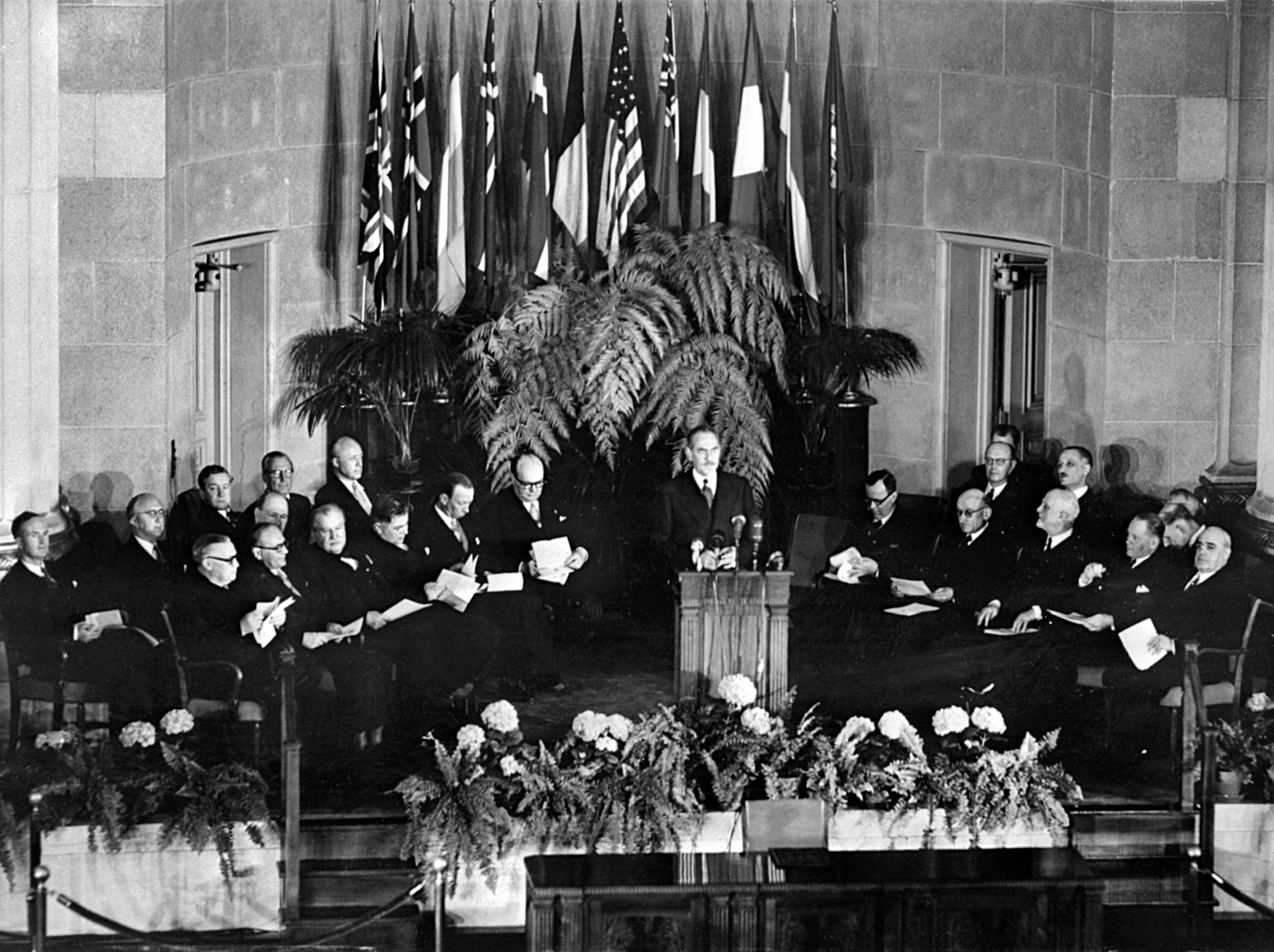 Seremoni penandatanganan pembentukan NATO pada 4 April 1949 di Washington.
