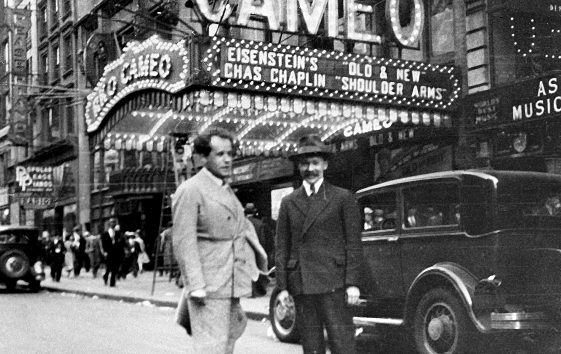 セルゲイ・エイゼンシュテイン（左側）、ニューヨーク、1930年