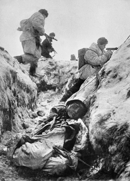 Sovjetski vojnici prilikom zauzimanja njemačkog rova, operacija 