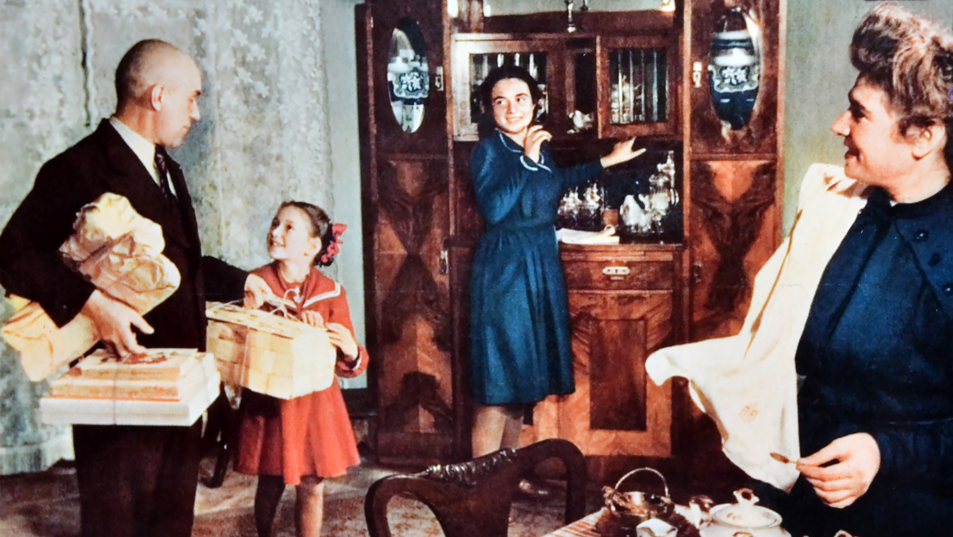 Famílias soviéticas em um apartamento de alta classe nos anos 1950.