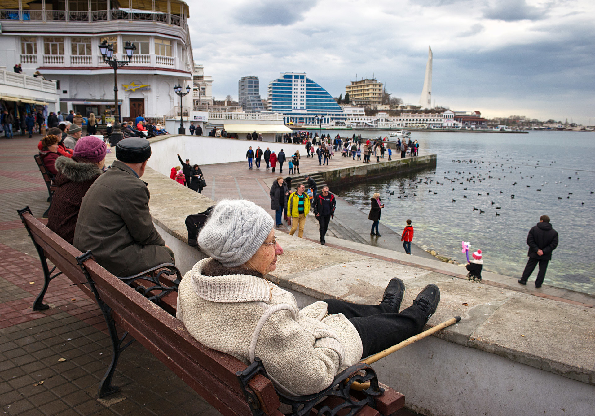 Хора по крайбрежието в Севастопол
