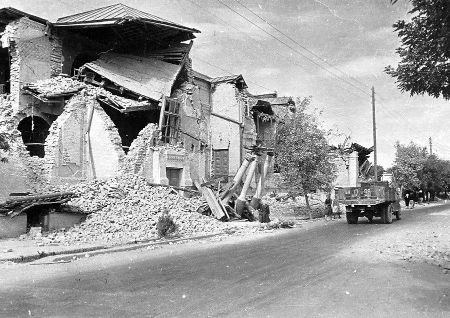 The bulk of the victims died in the debris of their houses, which were simple structures with roofs made from multiple layers of clay