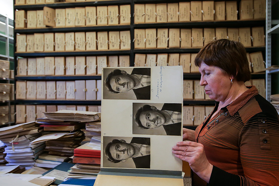 La empleada del archivo de Mosfilm, Irina Vorontsova, muestra fotos de Yuri Nikulin.